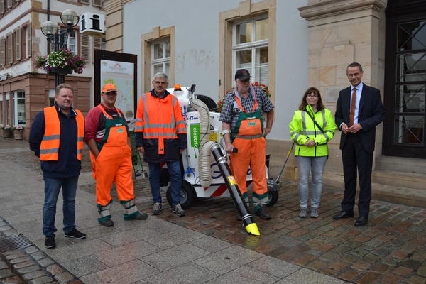 Bild vergr��ern: �berdimensionaler Staubsauger f�r Abfall