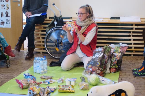 Bild vergr��ern: Eisb�ren, Schildkr�ten und viele andere Tiere leiden unter Plastikabf�llen in den Weltmeeren. Zoop�dagogin Heide Sasse diskutiert mit Kindern in der Ferienbetreuung, wie Verpackung schon beim Einkauf reduziert werden kann.