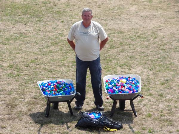 Bild vergr��ern: Dieter Hochd�rffer mit seinen Urlaubsmitbringseln