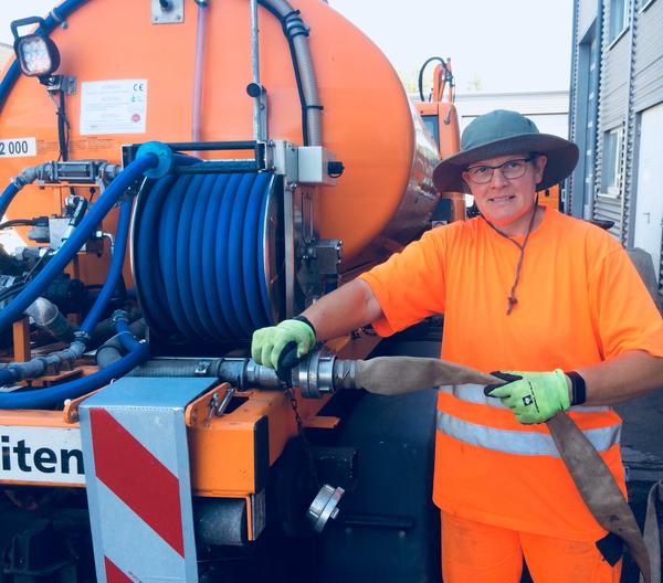 Bild vergr��ern: Ulrike Voss beim Auftanken des Wassertanks
