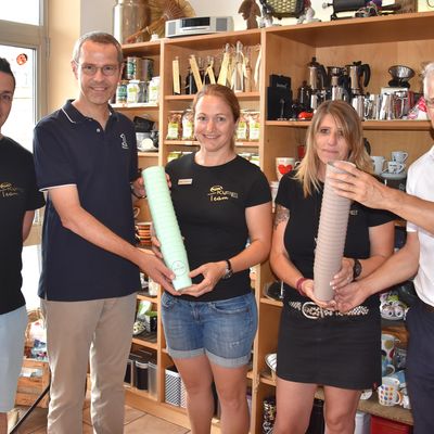 Bild vergr��ern: Dr. Maximilian Ingenthron und Bernhard Eck �berreichen die �RECUPs� an das Team der Kaffeer�sterei (KFE) in Landau.