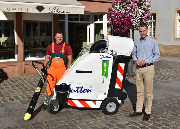 Bild vergr��ern: Verwaltungsratsvorsitzender Dr. Maximilian Ingenthron und Markus Bahr mit neuem Testger�t