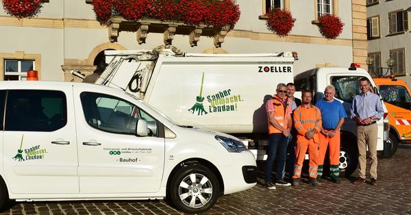 Bild vergr��ern: Unterwegs f�r eine saubere Stadt (v.r.n.l.): Verwaltungsratsvorsitzender des EWL Dr. Maximilian Ingenthron mit den Mitarbeitern des EWL Martin Hartmann, Steven Schumann, Falk Pfersdorf und Wolfgang Weichsel. Sie zeigen Fahrzeuge des EWL mit dem neuen Schriftzug �Sauber gemacht, Landau!�