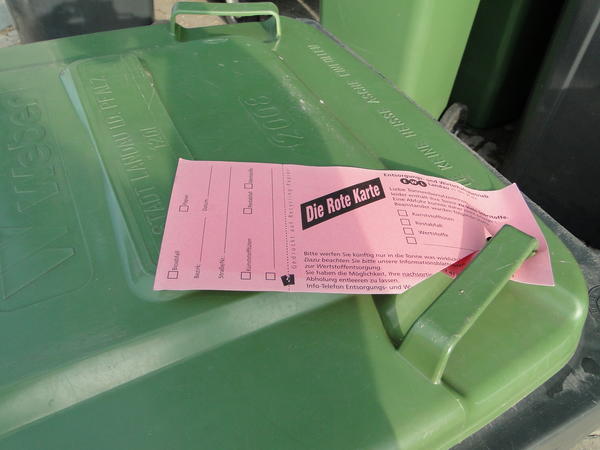 Bild vergr��ern: Metall, Glas oder Plastik geh�ren nicht in die Biotonne. Daran erinnert der EWL bei Bedarf mit einem roten K�rtchen.