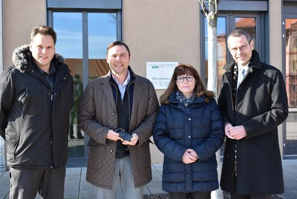Bild vergr��ern: Messenger f�r Stadtsauberkeit: v.l.n.r:
Dirk Wagner (Bauhofleitung), Falk Pfersdorf (2. Vorstand), Sandra Hilzendegen (Leitung Abteilung Service und Abfallwirtschaft), Dr. Maximilian Ingenthron (EWL-Verwaltungsratsvorsitzender)