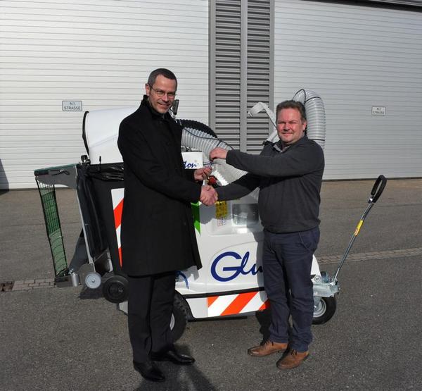 Bild vergr��ern: Schl�ssel�bergabe an Herrn Dr. Ingenthron f�r den neuen Stadtm�llsauger
