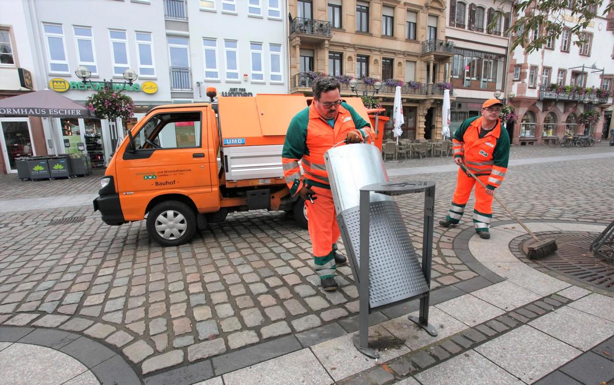 Mitarbeiter des EWL-Bauhofes leeren die Abfallbeh&auml;lter 