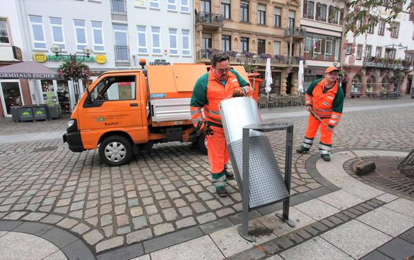 Bild vergr��ern: Unterwegs f�r eine saubere Stadt: Dreizehnmal in der Woche leeren Mitarbeiter des EWL-Bauhofes die Abfallbeh�lter in der Fu�g�ngerzone.