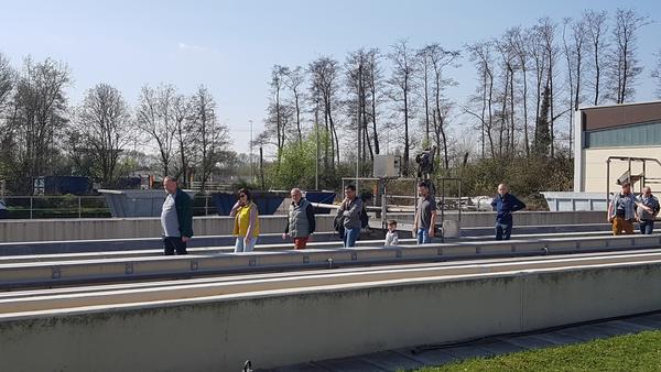 Bild vergr��ern: Im G�nsemarsch marschierten �ber 100 Besucher im Laufe des Sonntagvormittags durch die Landauer Kl�ranlage. EWL-Mitarbeiter gaben dabei Einblicke in ihre Arbeit und berichteten Spannendes.