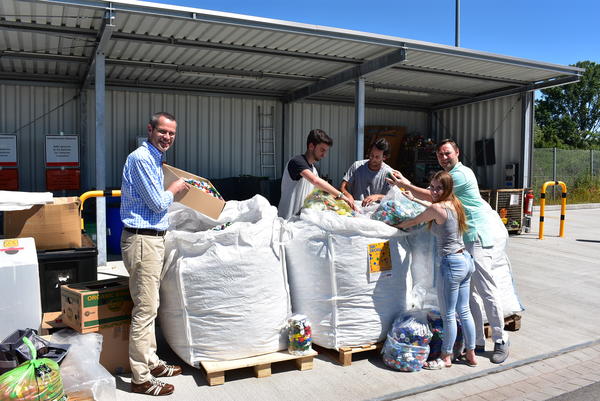 Bild vergr��ern: Gemeinsam gegen Polio, v.l.n.r.: Dr. Maximilian Ingenthron, Verwaltungsratsvorsitzender des EWL, Aaron Metz (BDJK Speyer), Dennis Schober (EWL), Lea Faber (BDJK Speyer), Falk Pfersdorf (EWL)