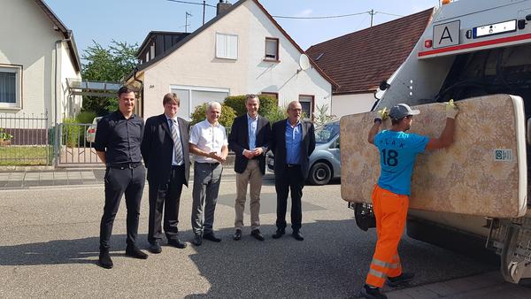 Bild vergr��ern: v.l.n.r.:
Herr Bunzendahl (Remondis)
Herr Schwenk (Remondis)
Herr Eck (EWL)
Herr Dr. Ingenthron (B�rgermeister)
Herr Neu (Remondis)
Mitarbeiter (Remondis)