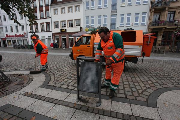 Bild vergr��ern: Zuverl�ssig wie immer, trotz Corona - die Mitarbeiterinnen und Mitarbeiter des EWL bei der Papierkorbeimerleerung
