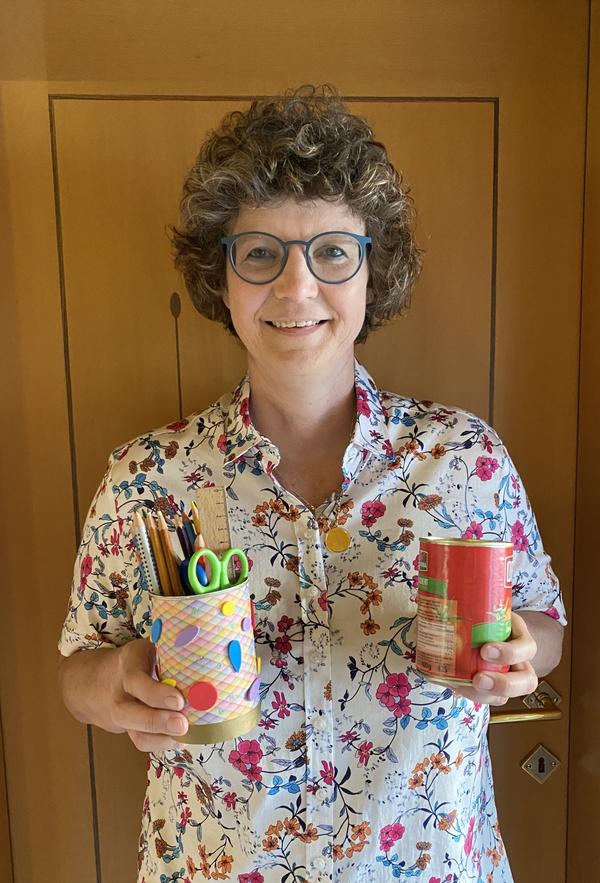 Bild vergr��ern: Von der Konservendose zum Stiftek�cher: Der EWL ruft B�rgerinnen und B�rger zum Upcycling-Wettbewerb auf. Mitarbeiterin Alexandra Hirsch zeigt, wie einfach es sein kann, aus Abfall etwas N�tzliches herzustellen.