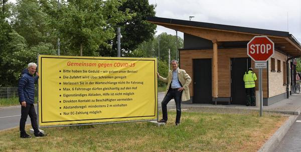 Bild vergr��ern: Dr. Maximilian Ingenthron (rechts) und Bernhard Eck (links) bei der pers�nlichen Kontrolle der Schutzma�nahmen gegen Corona auf dem Wertstoffhof Landau.