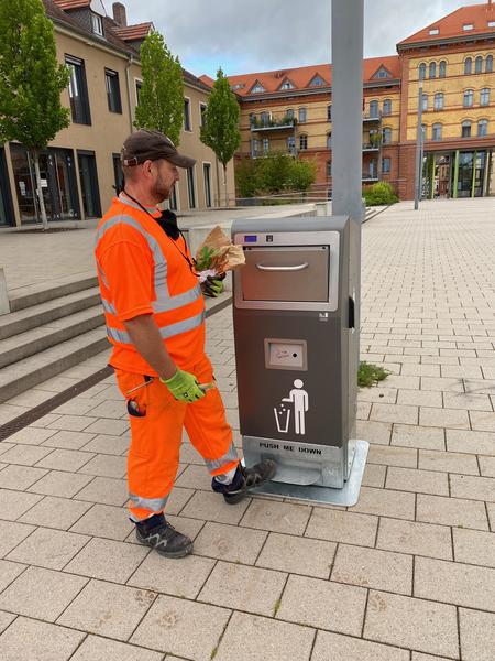 Bild vergr��ern: Andreas Speckamp. Mitarbeiter des EWL-Bauhofs, testet Mr. Fill sofort nach der Aufstellung,