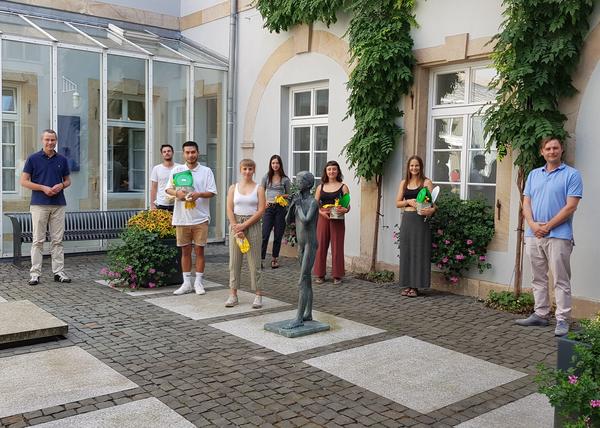 Bild vergr��ern: B�rgermeister und Verwaltungsratsvorsitzender des EWL Dr. Maximilian Ingenthron und Falk Pfersdorf, Vorstandsmitglied des EWL gemeinsam mit Aktiven der Gruppe �Landau im Wandel�.