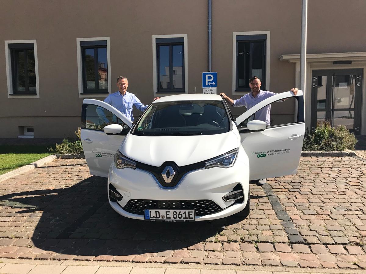 Dr. Maximilian Ingenthron und Falk Pfersdorf mit dem neuen Renault Zoe