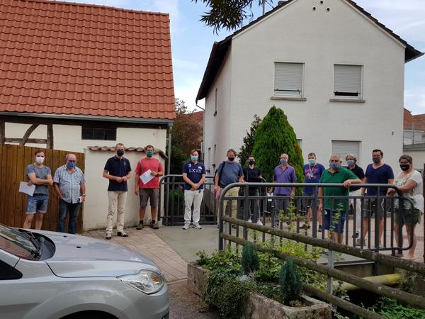 Bild vergr��ern: Direkt �ber dem Birnbach diskutierten B�rgerinnen und B�rger des Landauer Ortsteils Wollmesheim �ber Starkregen und dessen Auswirkungen auf Hab und Gut. Mit dem ersten von 13 Ortsterminen startete die B�rgerbeteiligung beim geplanten Hochwasserpr�ventionskonzept.