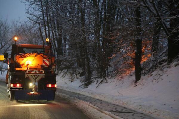 Bild vergr��ern: Der Winterdienst: Diesmal wirklich voll im Einsatz.......