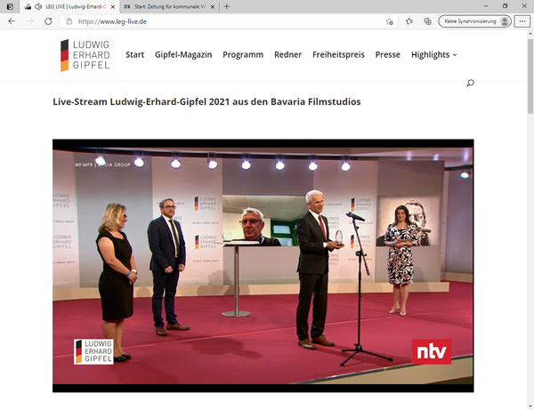 Bild vergr��ern: Bernhard Eck (Mitte) nahm als EWL-Vorstandsvorsitzender den Preis pers�nlich im Rahmen des Ludwig-Erhard-Gipfels in M�nchen entgegen. Sonja Breitenbach (links) stand mit auf dem Podium, sie baut das Nachhaltigkeitscontrolling beim EWL auf. Die Veranstaltung wurde von Fernsehsender ntv im Livestream �bertragen.