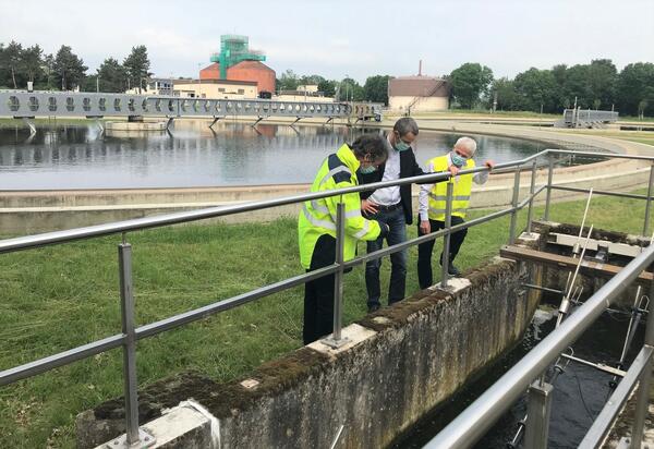 Bild vergr��ern: Vor allem f�r die Weiterentwicklung der Landauer Kl�ranlage hat der EWL sehr erfolgreich F�rdermittel eingeworben. Vorstandsvorsitzender Bernhard Eck (v.r.n.l.), B�rgermeister Dr. Maximilian Ingenthron und Dr. Markus Sch�fer, Leiter der Abwasserabteilung, diskutieren �ber die Optionen f�r die Zukunft. Denn mit der Kl�ranlage betreibt der EWL aktiv Umweltschutz und Daseinsvorsorge f�r die kommenden Generationen.