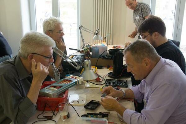 Bild vergr��ern: Produkte nicht gleich wegwerfen, sondern l�nger nutzen: Ein Weg ist z.B. das Landauer Repair Cafe, dass regelm��ig in den R�umen des EWL angeboten wird.