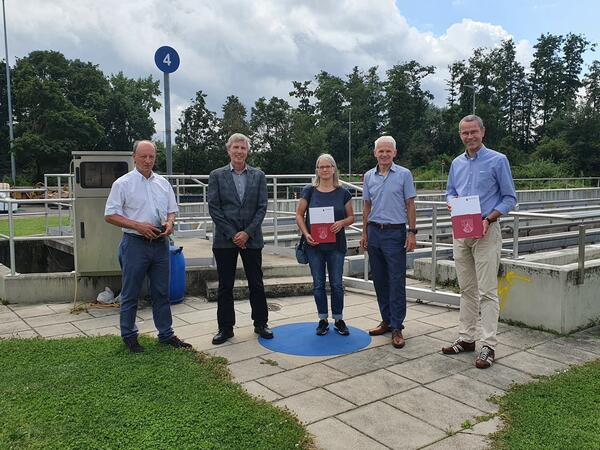Bild vergr��ern: V.l.n.r. Winfried Schreiber und Staatssekret�r Dr. Erwin Manz, beide vom Ministerium f�r Klimaschutz, Umwelt, Energie und Mobilit�t (MKUEM) des Landes Rheinland-Pfalz sowie Sigrid Weisenbach, Sachgebietsleitung Kanalnetz beim EWL, Bernhard Eck, Vorstandsvorsitzender des EWL und B�rgermeister Dr. Ingenthron.
