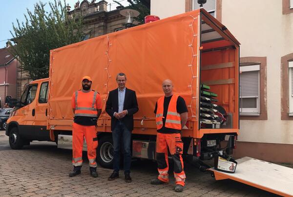 Bild vergr��ern: Mehr Sicherheit f�r Streckenkontrollen und das Arbeiten auf Landaus Stra�en bietet ein neuer Transporter des EWL-Bauhofs. V.l.n.r.:  Michael Royal, Dr. Maximilian Ingenthron, Oliver Dietrich