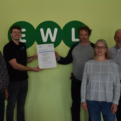 Bild vergr��ern: Ein hohes Niveau in Sachen technisches Management best�tigt der Branchenverband DWA dem EWL beim Abwasser. Die Urkunde f�r die erfolgreiche Zertifizierung nahmen EWL-Vorstandsvorsitzender Bernhard Eck und Abteilungsleiter Dr. Markus Sch�fer sowie die Mitglieder seines Teams Sigrid Weisenbach und Ulrich Raisin aus den H�nden des DWA-Landesgesch�ftsf�hrers Carsten Blech (2. von links) entgegen.