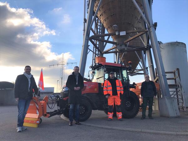 Bild vergr��ern: Neu im Winterdienstbetrieb des EWL ist ein zus�tzlicher Traktor. V.l.n.r: Falk Pfersdorf, Dr. Maximilian Ingenthron, Andreas Speckamp und Uwe Heller vor dem neuen motorisierten Helfer, der in diesen Tagen gerne in Betrieb genommen wurde. Haupteinsatzgebiet werden Rad- und Fu�wege in der Innenstadt sein.