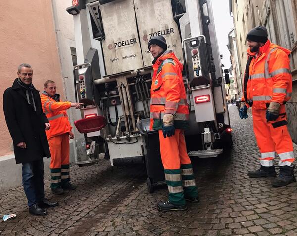 Bild vergr��ern: Dr. Maximilian Ingenthron ist nicht nur froh �ber die angestrebte Senkung der Geb�hrensenkung im Abfallbereich, sondern auch, dass in diesen schwierigen Covid-Zeiten die Abfallentsorgung bisher reibungslos l�uft in Landau. V.l.n.r.: Dr. Maximilian Ingenthron, Alfred Karl, Andreas Herzog, Youssef Abdelkadous.