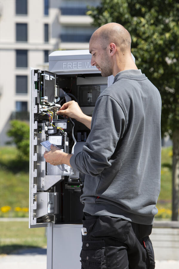 Bild vergr��ern: Parkscheinautomaten habe nur noch wenig Mechanik und sind mittlerweile ein B�ndel an Elektronik - wie auf dem Bild klar zu sehen ist. Dies f�hrt ab und an zu Problemen...