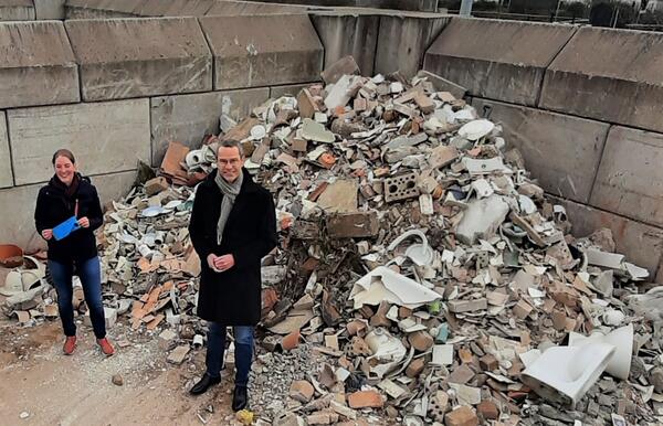 Bild vergr��ern: Bauschutt bitte dahin, wo er auch hingeh�rt! Dr. Maximilian Ingenthron (rechts) gemeinsam mit Kerstin Wolff (links) auf dem Wertstoffhof, wo der Bauschutt aus den falsch bef�llten Restm�lltonnen eigentlich hingeh�rt. Die blaue Karte f�r zu schwere M�llbeh�lter wollen beide eigentlich gar nicht verteilen m�ssen...