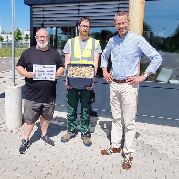 Bild vergrößern: Bürgermeister Dr. Maximilian Ingenthron (rechts) überzeugt sich mit Paul Hauck (Mitte) und Andreas Fischer (links) über die Korksammlung im EWL -Wertstoffhof.