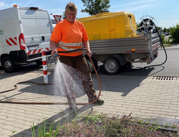 Bild vergr��ern: 2022_EWL_Gr�npflege_Frau_Voss_quer