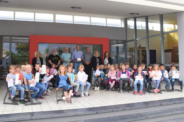 Bild vergr��ern: v.l.n.r Frau Minges, Herr Fischer, Herr Eck, Herr Dr. Ingenthron, Herr Maier,Frau Beek, Frau Passon und die Sch�ler*innen der 1a und 1b