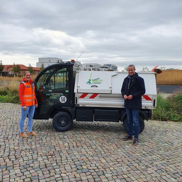 Bild vergr��ern: Das neue, rein elektrische Nutzfahrzeug im EWL-Bauhof vereint viele Vorteile: weniger Abgase, weniger Betriebskosten und weniger L�rm. Im Bild: Kerstin Wolff und Dr. Maximilian Ingenthron.