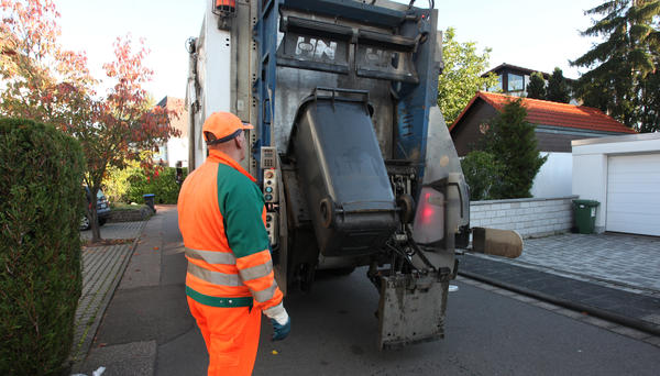 Bild vergr��ern: Mitarbeiter leert Restabfalltonne