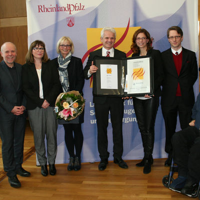 Bild vergr��ern: Aufnahme der Preis�bergabe an EWL;
v. l. n r. Peter Krebs Besch�ftigter  des EWL, Detlef Platzek Pr�sident des Landesamtes f�r Soziales, Jugend und Versorgung, Sandra Hilzendegen Besch�ftigte des  EWL, Heidi Wildner Besch�ftigte  des EWL, Bernhard Eck Vorstand des EWL, Sabine B�tzing-Lichtenth�ler Ministerin f�r Soziales, Arbeit, Gesundheit und Demografie, Prof. Dr. Alexander Dombrowsky Arbeitgebervertretung, Dr. Maximillian Ingenthron  B�rgermeister der Stadt Landau in der Pfalz, Matthias R�sch Landesbehindertenbeauftragter