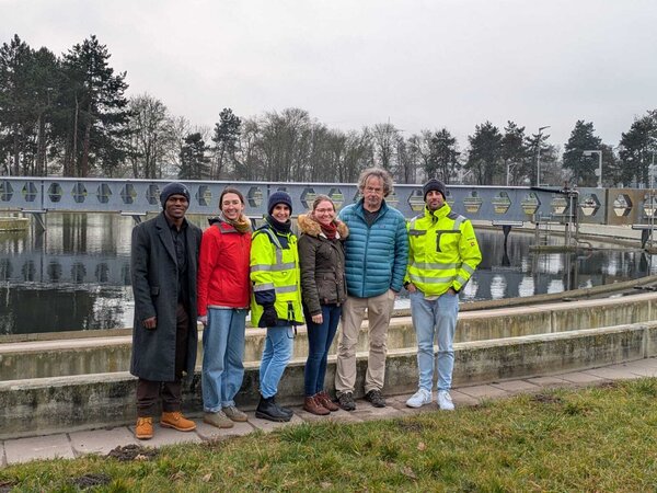 Bild vergr��ern: Einblick in die Abwasserreinigung: Die Deutschlandstipendiatinnen des EWL sowie der Stipendiat der Stadt Landau informieren sich �ber die Kl�ranlage Landau. Im Bild von links nach rechts die Studierenden Unisa Adikalie Kargbo und Bailey Tock, G�n�l Kuru, Vorstandsreferentin beim EWL, die Studentin Melinda Kiefer, Dr. Markus Sch�fer, Leiter der Abteilung Abwasser beim EWL und Dennis Schober Technischer Leiter der Kl�ranlage und Gesch�ftsf�hrer der Kommunale Servicebetriebe S�dpfalz GmbH (Foto: EWL, frei zur Ver�ffentlichung)