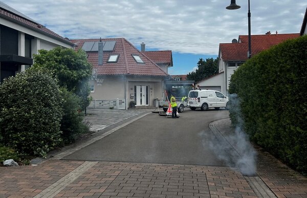Bild vergr��ern: In Vorbereitung auf den Nebeltest hat der EWL die Funktionsweise des Verfahrens im Regenwasserkanal gepr�ft. Dass der Signalnebel aus den Sinkk�sten austritt, zeigt, dass diese korrekt an den Regenwasserkanal angeschlossen sind.
Foto: EWL, zur freien Verwendung